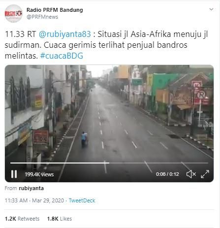 Di Tengah Sepinya Jalanan, Penjual Bandros Ini Masih Semangat Jualan