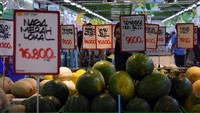 Beginilah potret warga antre berbelanja saat pemberlakuan pembatasan pengunjung di supermarket Tiptop, Depok, Jawa Barat. ANTARA FOTO/Indrianto Eko Suwarso