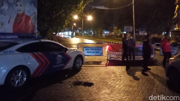 Jalan utama Solo-Sukoharjo, Jalan Ir Soekarno Solo Baru, ditutup saat malam selama tujuh hari, Selasa (31/3/2020).