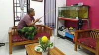 Larangan social distancing juga membuat para pemancing tak bisa menyalurkan hobinya. Untuk mengobati rasa rindu mancing, ikan di aquarium pun jadi sasaran. Mancing di rumah juga terlihat asyik ya.  Foto: istimewa