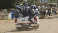 Polisi Zimbabwe berpatroli di jalan-jalan Harare, Zimbabwe, Senin (30/3/2020). Zimbabwe melakukan Lockdown selama 21 hari dalam upaya mengurangi penyebaran virus Corona. Presiden Zimbabwe Emmerson Mnangagwa mengumumkan lockdown di seluruh negeri efektif berlaku mulai Senin (30/3) selama 21 hari hingga 19 April 2020. AP Photo/Tsvangirayi Mukwazhi.  