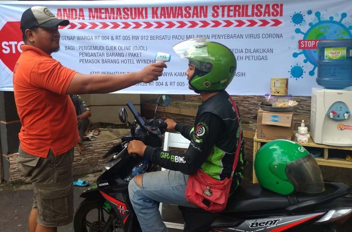 Warga Menteng Dalam Sterilisasi Wilayahnya dari Corona Untuk mencegah penyebaran virus COVID-19, warga RT 005 & 004 RW 012, Kelurahan Menteng Dalam, Jakarta, melakuksan sterilisasi mandiri wilayahnya.