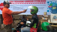 Warga RT 005 & 004 RW 012, Kelurahan Menteng Dalam, Tebet, Jakarta membuat pos jaga di akses masuk pemukiman mereka.