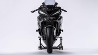 Keren enggak? Sayangnya pihak Kawasaki tidak akan menjual Ninja ZX-25R konsep balap ini untuk umum. Model ini juga bukan contoh motor yang akan diterjunkan untuk balap motor satu merek (one make race), kendati Kawasaki sedang merencanakan menggelar balap one make race pada 2021 nanti.Foto: Kawasaki