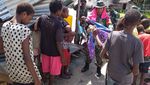Satgas TMMD 107 Bagikan Pakaian Layak Pakai Pada Warga Kampung Epem