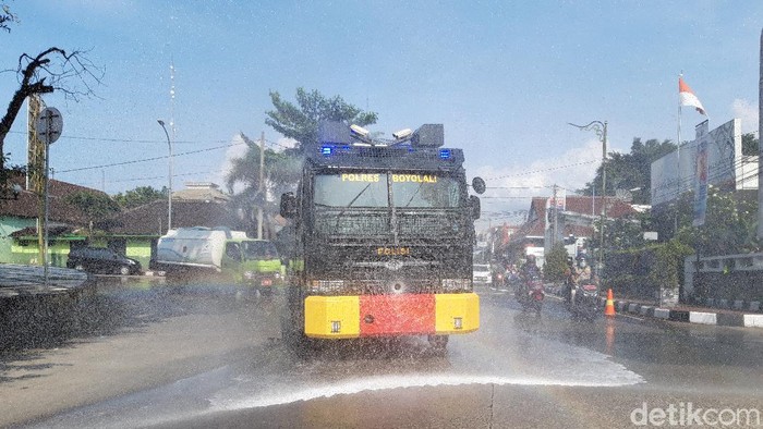 Penyemprotan disinfektan menggunakan kendaraan water cannon Polres Boyolali.