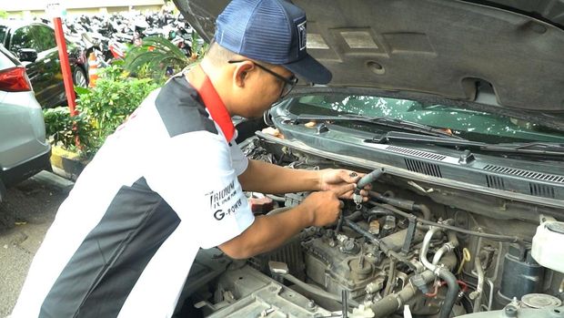 Pengecekan busi mobil