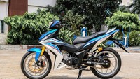 Pamor motor bebek memang kian meredup digilas tren motor skutik. Namun peminat motor bebek tetap ada, bahkan tak jarang yang memodifikasi tunggangannya dengan suntikan spare part kelas wahid.Foto: News Zing
