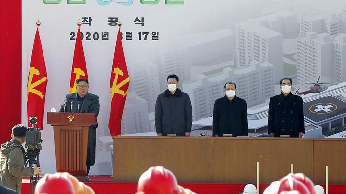 Media milik pemerintah Korea Utara melaporkan, Senin (30/3), Korea Utara sukses melakukan uji coba peluncuran roket-roket terbaru sehari lalu.  Berikut potretnya.