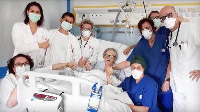 Italia jadi salah satu negara yang paling terdampak pandemi virus corona. Sedikitnya ada 11.591 kematian yang mayoritas adalah lansia. Tapi nenek 95 tahun ini berhasil mengalahkan virus yang menyerang sistem pernapasan itu. Alma Clara Corsini, jadi wanita tertua pertama di Italia yang sembuh dari COVID-19 di usia 95 tahun. Alma sembuh setelah dirawat di rumah sakit selama 20 hari. Foto: istimewa/ Elite Readers