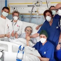 Italia jadi salah satu negara yang paling terdampak pandemi virus corona. Sedikitnya ada 11.591 kematian yang mayoritas adalah lansia. Tapi nenek 95 tahun ini berhasil mengalahkan virus yang menyerang sistem pernapasan itu. Alma Clara Corsini, jadi wanita tertua pertama di Italia yang sembuh dari COVID-19 di usia 95 tahun. Alma sembuh setelah dirawat di rumah sakit selama 20 hari. Foto: istimewa/ Elite Readers