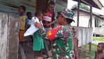 Satgas TMMD 107 Bagikan Pakaian Layak Pakai Pada Warga Kampung Epem
