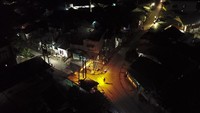 Begini suasana malam pemukiman warga di Lingkungan Peresak Tempit, Kelurahan Ampenan Tengah, Mataram, NTB. Pemerintah Kota Mataram memberlakukan jam malam atau pembatasan waktu ke luar rumah bagi seluruh warga Kota Mataram. ANTARA FOTO/Ahmad Subaidi