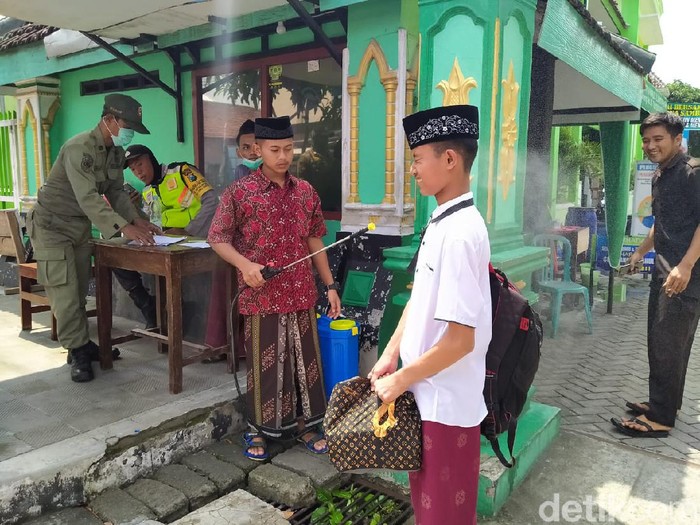 Sekitar 1.300 santri di Pondok Pesantren Nurul Ulum Blitar dipulangkan. Ini sesuai instruksi PBNU untuk mencegah semakin meluasnya penyebaran wabah corona.