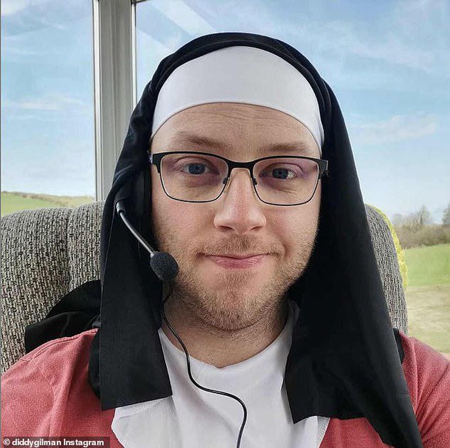 Seorang Instagrammer bernama Diddy Gilman membagikan foto dirinya menggunakan kostum saat sedang mengikuti rapat mingguan menggunakan Skype. Kira-kira jadi mirip siapa ya? Foto: Instagram @diddygilman