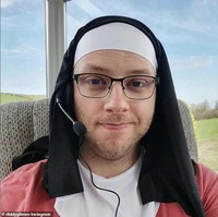 Seorang Instagrammer bernama Diddy Gilman membagikan foto dirinya menggunakan kostum saat sedang mengikuti rapat mingguan menggunakan Skype. Kira-kira jadi mirip siapa ya? Foto: Instagram @diddygilman