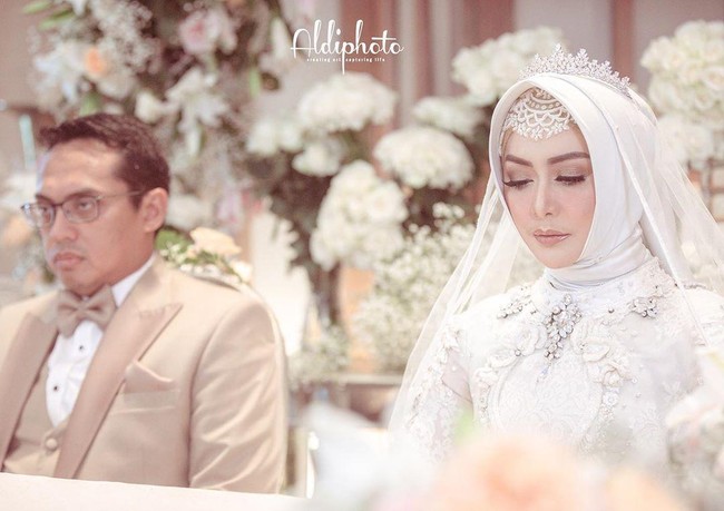 Pemain sinetron Kiamat Sudah Dekat 3 ini mengatakan kemantapan hatinya saat akan menikah lagi dengan mantan suaminya. Pas saya haji tahun lalu Mas Ferry sudah nunjukin perhatiannya. Saya anggapnya karena pernah dekat, makin dekat makin dekat, mulai tunjukin sinyal-sinyal. Dari akhir tahun saya masih nggak respons, cerita Eddies Adelia seperti dikutip dari detikhot. Foto: instagram @aldiphoto