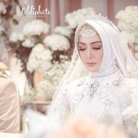 Pemain sinetron Kiamat Sudah Dekat 3 ini mengatakan kemantapan hatinya saat akan menikah lagi dengan mantan suaminya. Pas saya haji tahun lalu Mas Ferry sudah nunjukin perhatiannya. Saya anggapnya karena pernah dekat, makin dekat makin dekat, mulai tunjukin sinyal-sinyal. Dari akhir tahun saya masih nggak respons, cerita Eddies Adelia seperti dikutip dari detikhot. Foto: instagram @aldiphoto