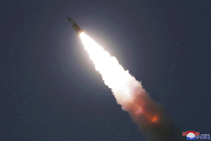 Media milik pemerintah Korea Utara melaporkan, Senin (30/3), Korea Utara sukses melakukan uji coba peluncuran roket-roket terbaru sehari lalu.