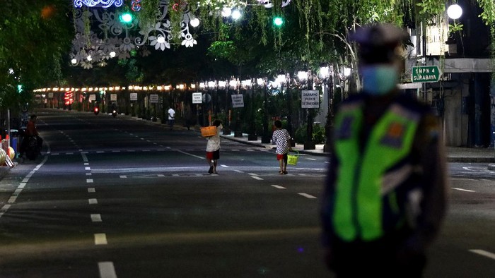Jokowi meminta penerapan pembatasan sosial dilakukan dalam skala besar. Sejumlah daerah di Indonesia pun mulai terapkan pembatasan jam malam guna cegah Corona.