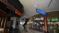 Sebuah toko swalayan dan pusat perbelanjaan juga sudah diminta untuk menerapkan dengan ketat physical distancing guna menekan rantai penyebaran Corona. Dengan pemberlakuan pembatasan pengunjung ini supermarket tetap diminta untuk melayani pengunjung guna memenuhi beragam kebutuhan pokoknya. ANTARAFOTO/Puspa Perwitasari
