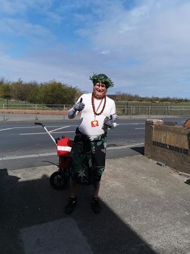 Hibur Orang yang Bosan Isolasi Diri, Pak Pos Antar Surat Pakai Kostum Unik