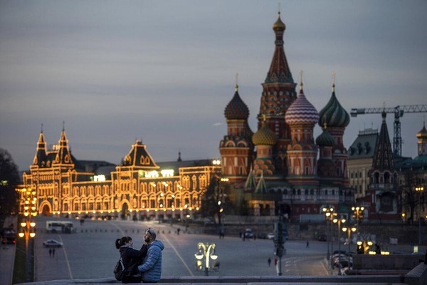 Pasangan menikmati cuaca hangat di jembatan dengan latar belakang Katedral St. Basil, kanan, dan Lapangan Merah yang hampir kosong setelah matahari terbenam di Moskow, Rusia, pada hari Sabtu, 28 Maret 2020 lalu. Industri pariwisata Eropa diprediksi juga menurun 16,2% dari 2019 ke 2020. AP Photo/Alexander Zemlianichenko Jr. Pasangan menikmati cuaca hangat di jembatan dengan latar belakang Katedral St. Basil, kanan, dan Lapangan Merah yang hampir kosong setelah matahari terbenam di Moskow, Rusia, pada hari Sabtu, 28 Maret 2020 lalu. Industri pariwisata Eropa diprediksi juga menurun 16,2% dari 2019 ke 2020. AP Photo/Alexander Zemlianichenko Jr.