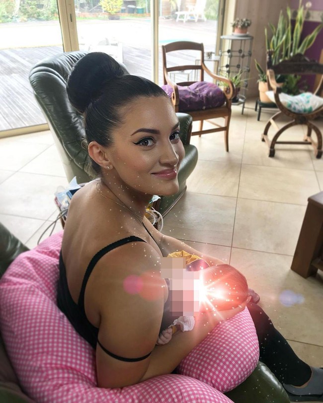 Sebelumnya sempat jadi perbincangan bahwa Drake pernah berhubungan dengan seorang bintang porno. Akhirnya kini terungkap bahwa mereka memang memiliki seorang anak. Hal itu dibuktikan dengan sebuah foto yang menampilkan kebersamaan Drake, Sophie, dan Adonis di Instagram keduanya. Foto: Instagram @sophieknowsbetter