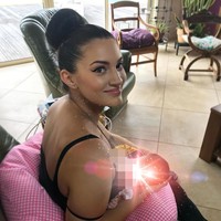 Sebelumnya sempat jadi perbincangan bahwa Drake pernah berhubungan dengan seorang bintang porno. Akhirnya kini terungkap bahwa mereka memang memiliki seorang anak. Hal itu dibuktikan dengan sebuah foto yang menampilkan kebersamaan Drake, Sophie, dan Adonis di Instagram keduanya. Foto: Instagram @sophieknowsbetter