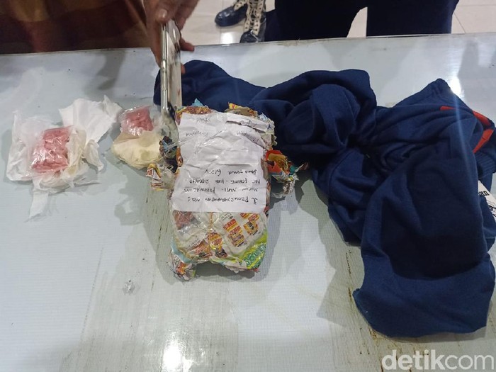 Sipir Lapas Klas I Surabaya di Porong menggagalkan penyelundupan 200 butir pil diduga ekstasi. Ratusan pil itu ditujukan pada warga binaan.