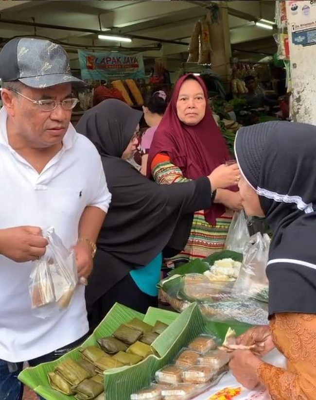 Meskipun menjalani kehidupan mewah bak sultan, Hotman Paris juga memiliki sisi kesederhanaan. Salah satunya adalah nongkrong di warung kopi hingga warung kaki lima. Foto: instagram