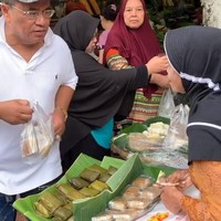 Meskipun menjalani kehidupan mewah bak sultan, Hotman Paris juga memiliki sisi kesederhanaan. Salah satunya adalah nongkrong di warung kopi hingga warung kaki lima. Foto: instagram