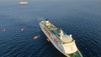 Status kapal pesiar ini sedang berlayar ke Tilbury, Inggris. Pekan lalu, dua kapal milik Cruise & Maritime Voyages, Columbus dan Vasco da Gama, bertemu di 12 mil laut di lepas pantai Phuket, Thailand untuk melakukan operasi pemindahan penumpang dan repatriasi (Foto: CNN)