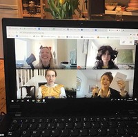 Pengguna media sosial lainnya juga terlihat mengunggah foto dirinya sedang melakukan panggilan video bersama teman-temannya sambil menggunakan kostum. Ada yang sampai terlihat membawa palu palsu segala loh. Foto: Instagram