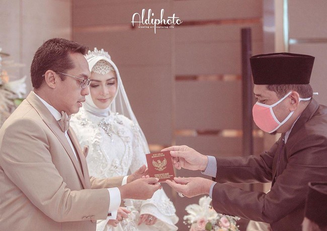 Eddies yang mengawali karier di dunia hiburan Indonesia dengan menggeluti dunia model dan populer sebagai bintang sinetron ini sebelumnya pernah menikah dengan pengusaha Ir. Ferry Setiawan alias Ferry Ludwankara pada 27 Oktober 2012. Setahun kemudian suami Eddies ditahan pihak kepolisian dengan tuduhan tindak pidana penipuan, penggelapan, dan pencucian uang sebesar Rp 45 miliar. Dalam persidangan Ferry divonis lima tahun penjara. Dan Eddies juga ikut dipenjara karena dianggap ikut menerima uang hasil kejahatan sang suami. Dia divonis tiga bulan penjara. Eddies juga menggugat cerai Ferry pada 2016. Foto: instagram @aldiphoto