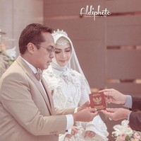 Eddies yang mengawali karier di dunia hiburan Indonesia dengan menggeluti dunia model dan populer sebagai bintang sinetron ini sebelumnya pernah menikah dengan pengusaha Ir. Ferry Setiawan alias Ferry Ludwankara pada 27 Oktober 2012. Setahun kemudian suami Eddies ditahan pihak kepolisian dengan tuduhan tindak pidana penipuan, penggelapan, dan pencucian uang sebesar Rp 45 miliar. Dalam persidangan Ferry divonis lima tahun penjara. Dan Eddies juga ikut dipenjara karena dianggap ikut menerima uang hasil kejahatan sang suami. Dia divonis tiga bulan penjara. Eddies juga menggugat cerai Ferry pada 2016. Foto: instagram @aldiphoto