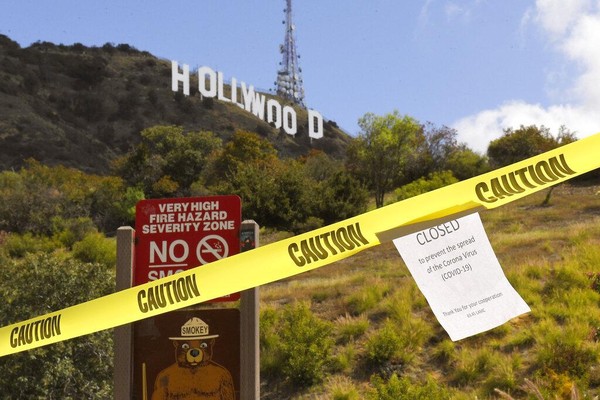 Sebuah tanda larangan masuk terlihat di pintu masuk Innsdale Trail dekat Hollywood Sign, Sabtu (28/3/2020), di Los Angeles. Kasus Coronavirus disana melonjak denagn angka kematian melampaui 100, anggota parlemen memohon warga California yang terkurung untuk menghabiskan akhir pekan kedua di rumah untuk memperlambat penyebaran infeksi. Sudah lebih dari seminggu sejak Gubernur Gavin Newsom melarang 40 juta penduduk pergi ke luar kecuali untuk mencari kebutuhan pokok. AP Photo/Mark J. Terrill. Sebuah tanda larangan masuk terlihat di pintu masuk Innsdale Trail dekat Hollywood Sign, Sabtu (28/3/2020), di Los Angeles. Kasus Coronavirus disana melonjak denagn angka kematian melampaui 100, anggota parlemen memohon warga California yang terkurung untuk menghabiskan akhir pekan kedua di rumah untuk memperlambat penyebaran infeksi. Sudah lebih dari seminggu sejak Gubernur Gavin Newsom melarang 40 juta penduduk pergi ke luar kecuali untuk mencari kebutuhan pokok. AP Photo/Mark J. Terrill.