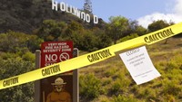 Sebuah tanda larangan masuk terlihat di pintu masuk Innsdale Trail dekat Hollywood Sign, Sabtu (28/3/2020), di Los Angeles. Kasus Coronavirus disana melonjak denagn angka kematian melampaui 100, anggota parlemen memohon warga California yang terkurung untuk menghabiskan akhir pekan kedua di rumah untuk memperlambat penyebaran infeksi. Sudah lebih dari seminggu sejak Gubernur Gavin Newsom melarang 40 juta penduduk pergi ke luar kecuali untuk mencari kebutuhan pokok. AP Photo/Mark J. Terrill.