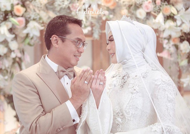 Eddies Adelia menikah lagi dengan mantan suaminya, Ferry Ludwankara pada 25 Maret 2020 di Hotel InterContinental Pondok Indah, Jakarta Selatan. Akad nikah itu hanya dihadiri oleh keluarga inti karena di  tengah pandemi COVID-19 dilarang menggelar acara yang melibatkan banyak orang. Eddies tampil glamour dalam akad nikahnya dalam balutan gaun pengantin Ayu Dyah Andari. Foto: instagram @aldiphoto