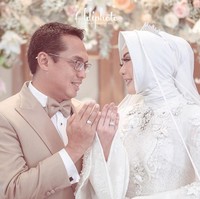 Eddies Adelia menikah lagi dengan mantan suaminya, Ferry Ludwankara pada 25 Maret 2020 di Hotel InterContinental Pondok Indah, Jakarta Selatan. Akad nikah itu hanya dihadiri oleh keluarga inti karena di  tengah pandemi COVID-19 dilarang menggelar acara yang melibatkan banyak orang. Eddies tampil glamour dalam akad nikahnya dalam balutan gaun pengantin Ayu Dyah Andari. Foto: instagram @aldiphoto