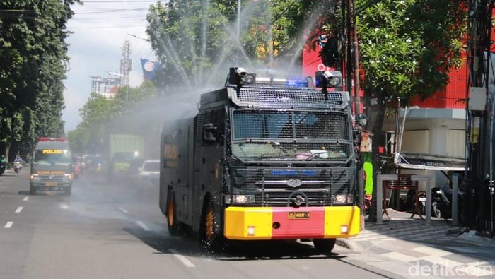 Jalanan Surabaya Disemprot Cairan Disinfektan