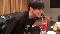 Di Bangkok Cha Eun Woo pamer pose menggemaskan. Ia kelihatan super imut saat hendak menyeruput jus semangka. Foto: Instagram eunwo.o_c