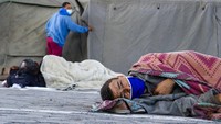 Seorang pria tunawisma tidur di tempat penampungan tunawisma di Cape Town, Afrika Selatan, Minggu 29 Maret 2020, ketika Afrika Selatan melakukan penguncian nasional selama 21 hari dalam upaya untuk mengendalikan penyebaran virus Corona. Saat ini Afrika Selatan memiliki 1.326 pasien positif COVID-19 AP Photo.