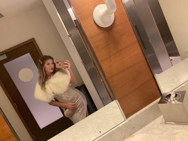 Vienna pun menghasilkan £ 80.000 atau Rp 1,6 miliar setahun. Namun, menurutnya industri film dewasa tak glamor seperti yang ia harapkan. Tak hanya sulit bagi bintang-bintang erotis untuk mencari pekerjaan lain, mereka juga ada di bawah kendali agen-agen eksploitatif. Foto: Twitter