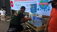 Mereka juga mengharuskan pelintas untuk mencuci tangan khususnya bagi orang luar yang akan masuk ke wilayah mereka.