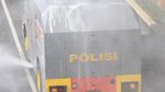Kendaraan Taktis Polisi Bantu Semprotkan Disinfektan di Jalan