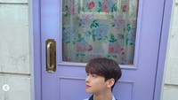 Cha Eun Woo memulai karir sebagai member grup idol ASTRO. Begini nih tampannya Cha Eun Woo saat pakai celemek. Kira-kira ia mau masak apa ya? Foto: Instagram eunwo.o_c
