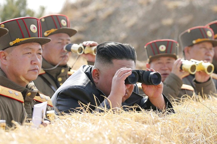 Media milik pemerintah Korea Utara melaporkan, Senin (30/3), Korea Utara sukses melakukan uji coba peluncuran roket-roket terbaru sehari lalu.