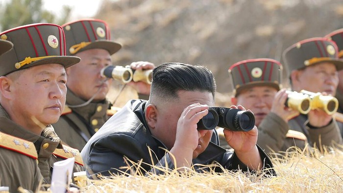 Media milik pemerintah Korea Utara melaporkan, Senin (30/3), Korea Utara sukses melakukan uji coba peluncuran roket-roket terbaru sehari lalu.