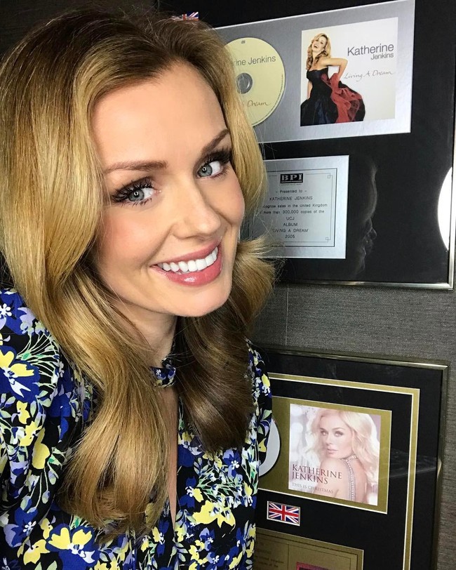 Bermodalkan suara mezzo-soprano yang merdu, Katherine memulai kariernya sebagai penyanyi profesional pada 2003. Sejak itu, ia sudah menelurkan 12 album studio. (Foto: Instagram/@katherinejenkinsobe)